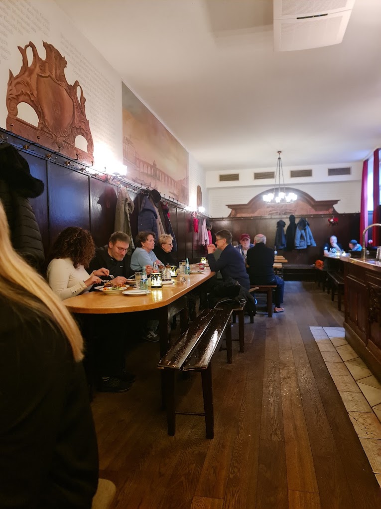 Lange Tische und gesellige Plätze im Gastraum
